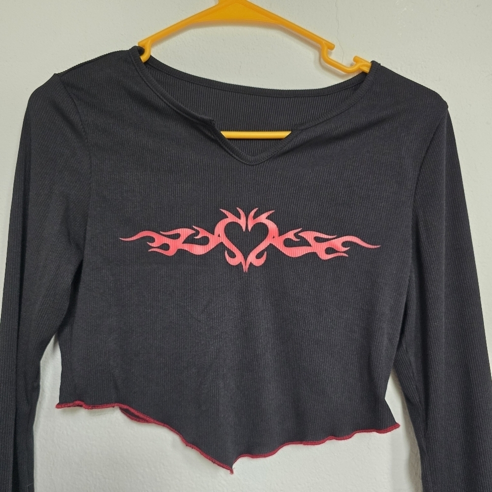 Black and Pink Y2K Flame Heart Long Sleeves Crop Top - Picture 3 of 8